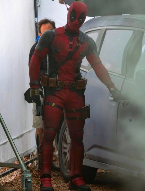 عکس‌هایی از رایان رینولدز با لباس جدید ددپول در فیلم Deadpool 3 منتشر شده است که نشان می‌دهد طراحان لباس تغییرات جزئی در ظاهر شخصیت داده‌اند.