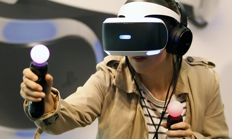 پلی استیشن با ورود به عرصه واقعیت مجازی (VR) توانسته در رقابت با مایکروسافت جلو بزند.