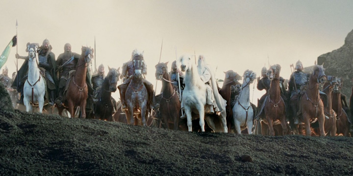 گندالف سوار بر اسب در مقابل ارتشی از شوالیه ها که به پایین تپه ای در انتهای LOTR: The Two Towers نگاه می کنند.