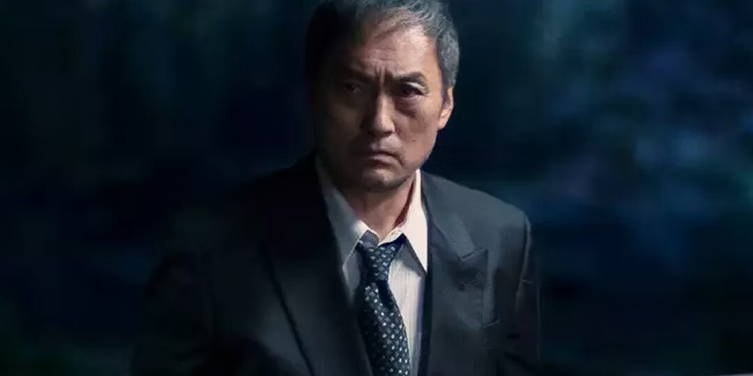 کن واتانابه در نقش کارآگاه کاتاگیری بازی جذاب و پر ابهتی را در سریال Tokyo Vice ارائه می‌دهد.