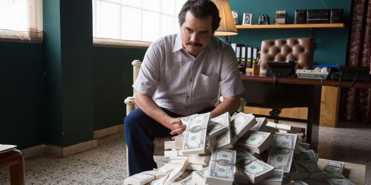 سریال Narcos به‌طور جذاب و هیجان‌انگیزی از زندگی پابلو اسکوبار و جنگ‌های کارتل‌های کلمبیایی در دهه 80 میلادی می‌گوید