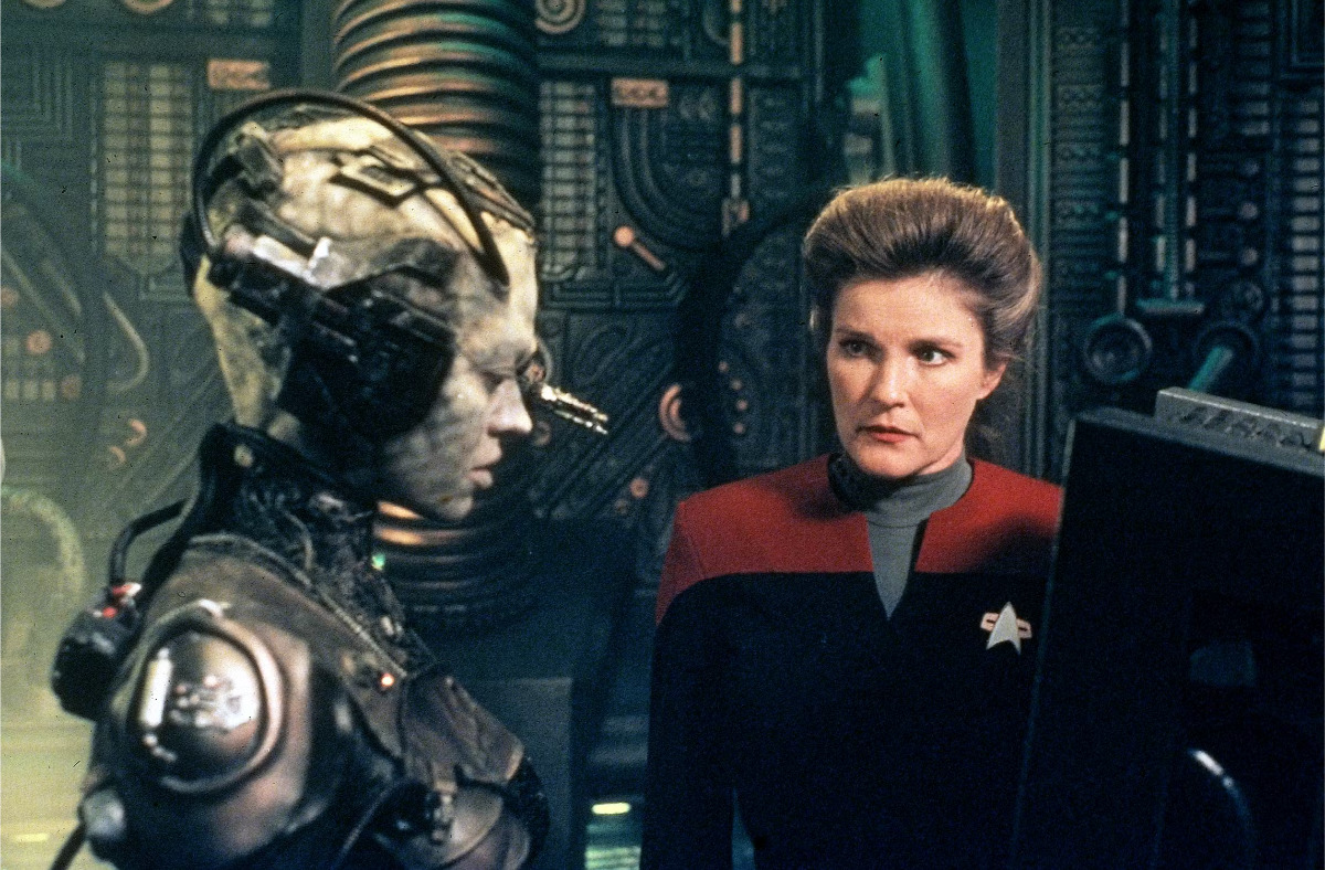 صدای آشنا! کیت مالگرو در نقش راوی موزه فضا، ادای دینی به Star Trek: Voyager.