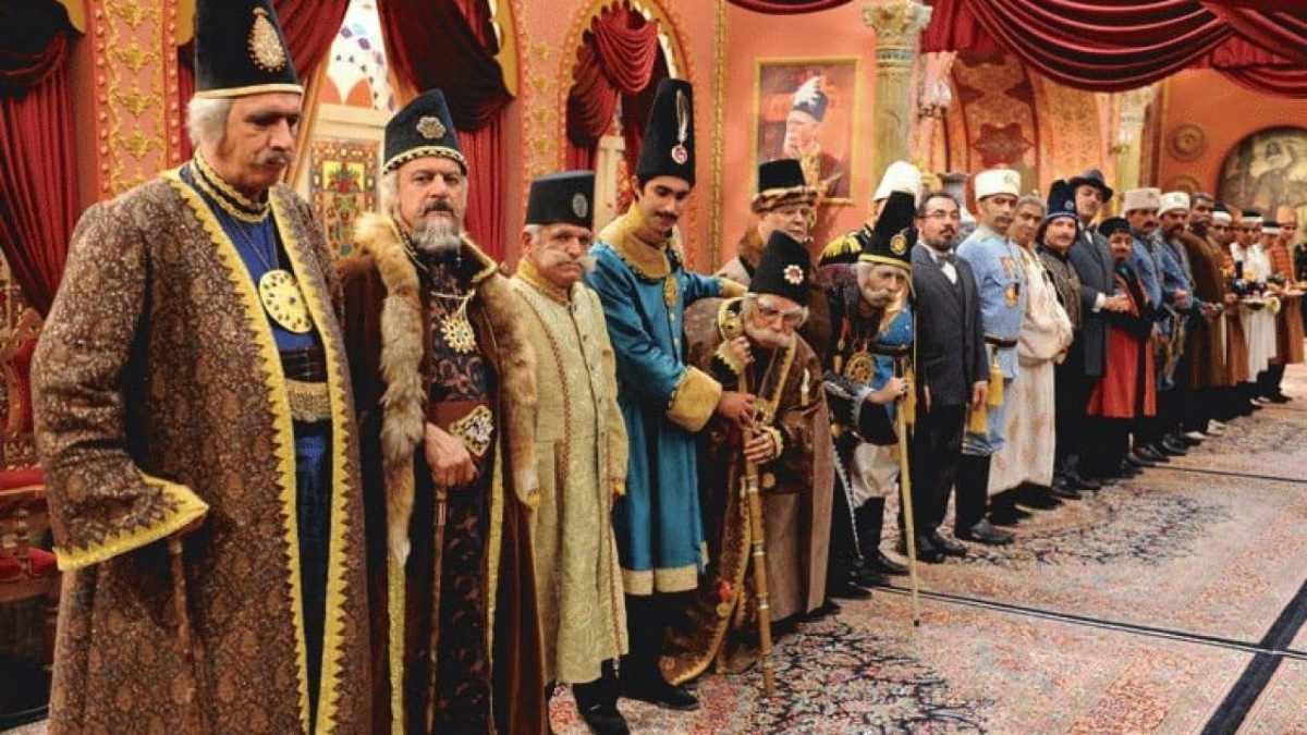سریالی طنز و انتقادی که با موقعیت‌های تاریخی و اجتماعی، مخاطب را می‌خنداند و به فکر می‌اندازد