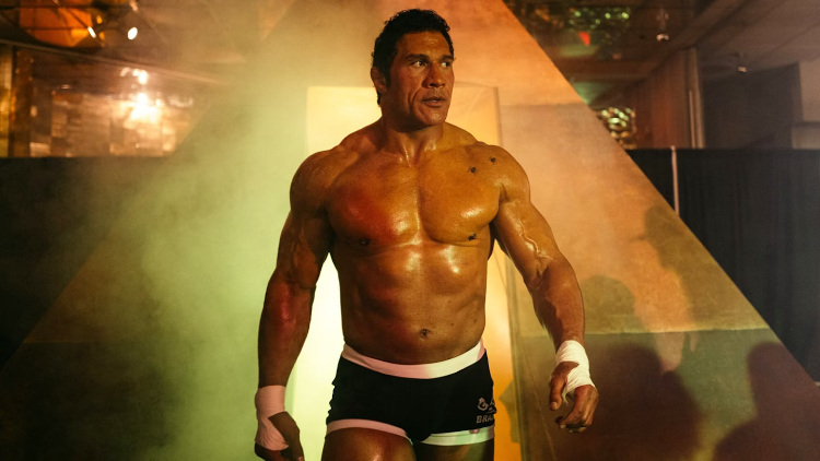 The Smashing Machine داستان واقعی مارک کر، قهرمان و مبارز UFC است که میان موفقیت، اعتیاد و رابطه‌ای پرتنش با دوست‌دخترش گیر کرده است