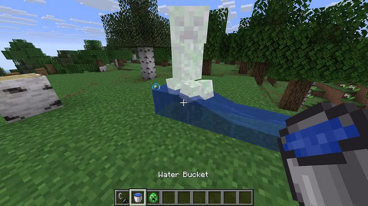 همچنان، آب و آتش اصلیترین سلاحهای شما هستند و کماکان میتوانید با استفاده از آنها از خود در برابر کریپرها محافظت کنید