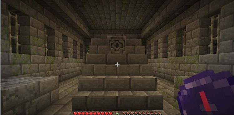 قطب‌نمایی که به سمت لودستون در بازی ماینکرفت نشانه رفته است.