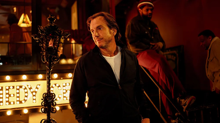 مدی-درامی خوشبینانه درباره مردی که با ورود به دنیای استندآپ، بحران میانسالی و زندگی شخصی خود را بازسازی میکند