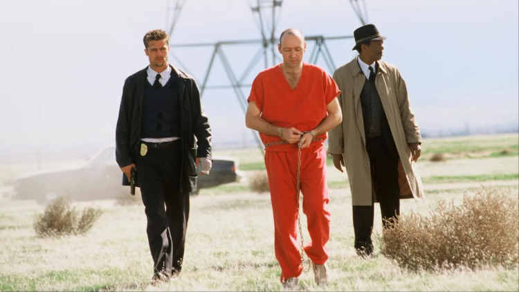 دو کارآگاه در پی قاتلی که از هفت گناه کبیره الهام میگیرد