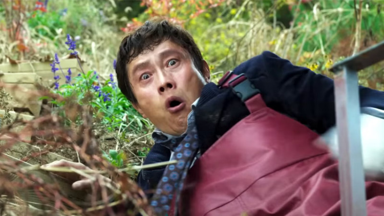 Lee Byung-hun در نقش Man-su؛ مردی گرفتار بحران شغلی و خانوادگی