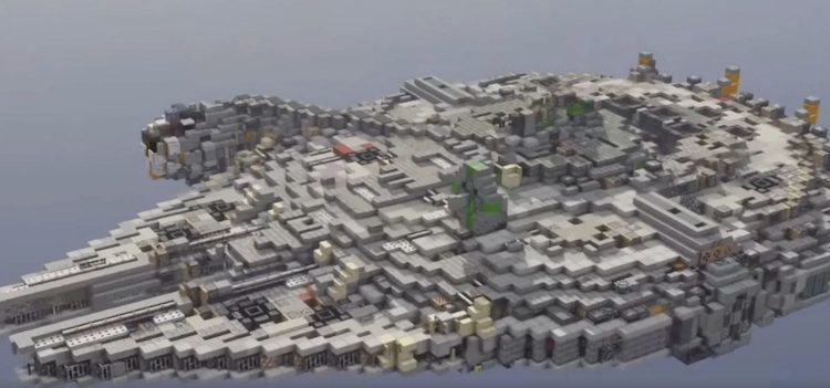 یک بازیکن ماینکرفت در بازی که میلنیوم فالکون را ساخته است.