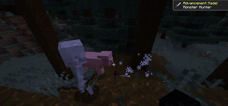 اسکلت به بازیکن ماینکرفت کمک میکند تا یک عنکبوت را بکشد.