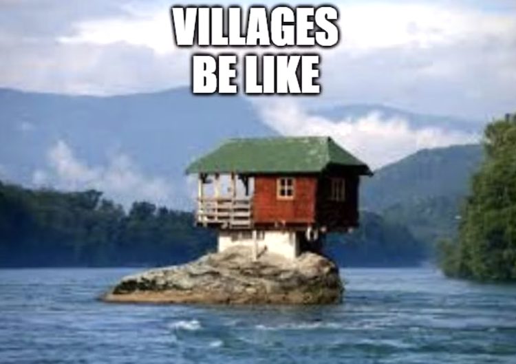 این میم از بازی ماینکرفت به سیستم جنریشن عجیب آن اشاره میکند و بسیاری از بازیکنان بخاطر این موضوع بارها با سازههای اسپاون شده در جاهای عجیب برخورد داشتهاند.