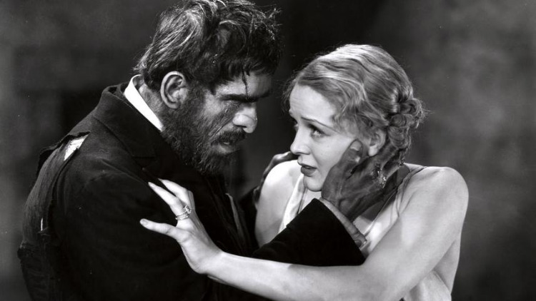 گروهی مسافر در عمارتی اسرارآمیز گرفتار میشوند و پایههای سینمای خانههای تسخیرشده را شکل میدهند