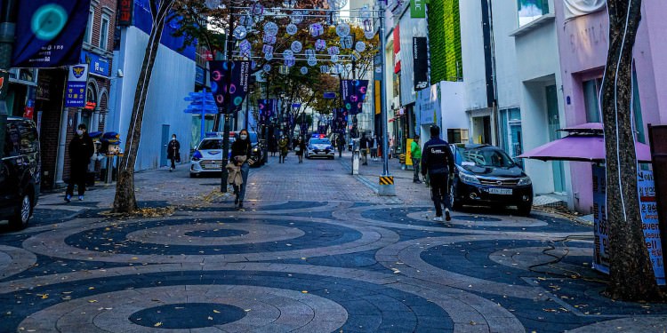 لوکیشنهای انیمیشن شکارچیان شیطان کیپاپ - میونگدونگ (Myeongdong)