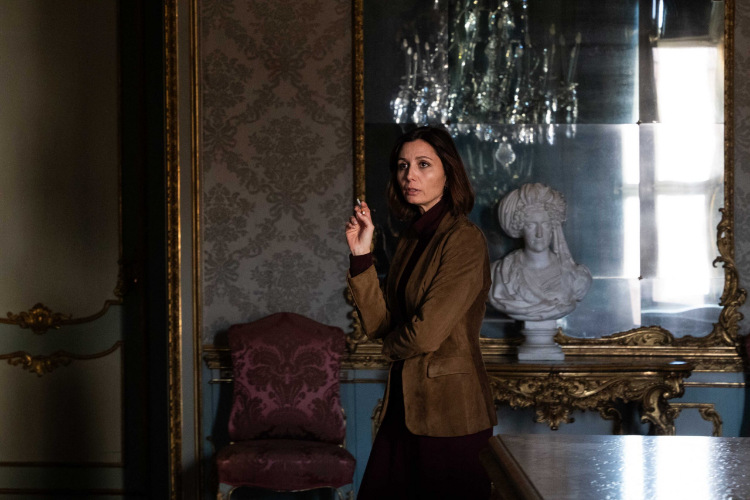 اثر، در دل شکوه بصری و تجمل قابها، روایتی آرام و درونگرا درباره تنهایی و پیری ارائه میدهد