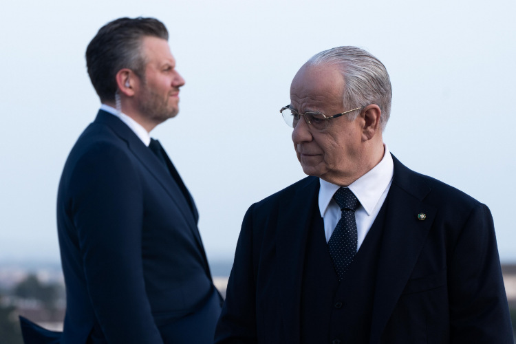 سکانسهای شاعرانه و گاه سوررئال، از اشکِ بیوزن فضانورد تا راهپیمایی پایانی در خیابانهای رم، امضای بصری سورنتینو را یادآوری میکنند