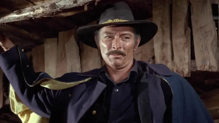 لی ون کلیف در نقش سنتنزا در فیلم The Good, the Bad and the Ugly